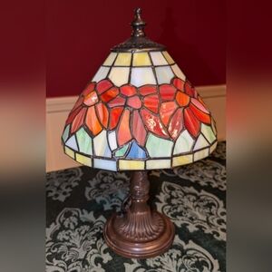 Retro Arts & Craft Tiffany Style Table/Accent Lamp w/ Poinsettia Stained Glass